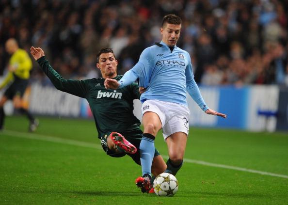 浓眉解析赢球关键：下半场复苏靠耐心，内线进攻是球队根基（浓眉剖析取胜关键：耐心助下半场回暖，内线进攻夯实球队根基）