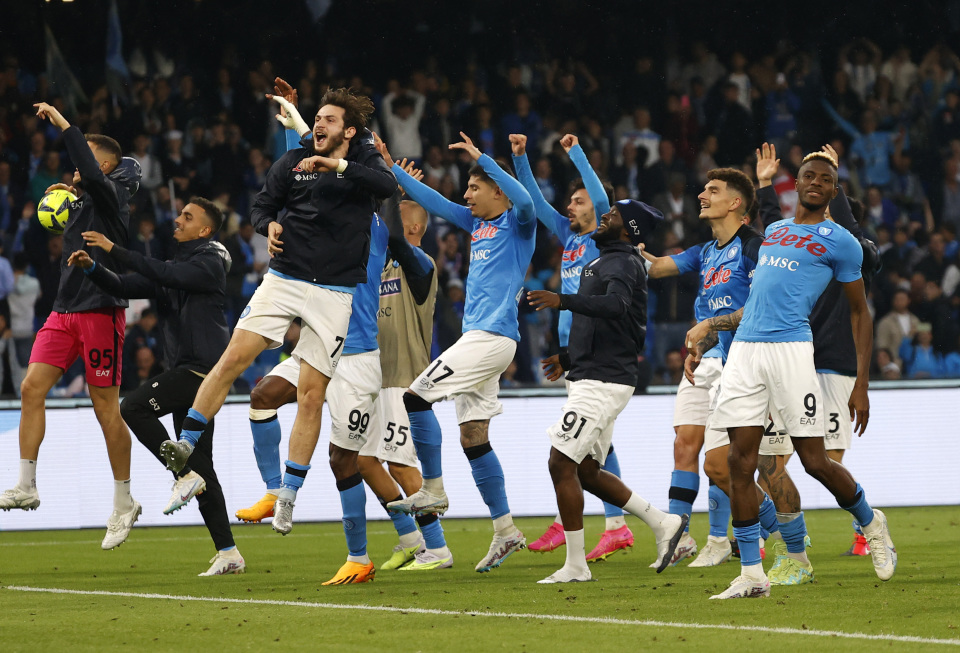 男篮启程回国！球员情绪低沉，北京3将洽谈，明日开启俱乐部杯！（男篮踏上归程，队员情绪低落，北京三将洽谈在即，俱乐部杯明日打响）