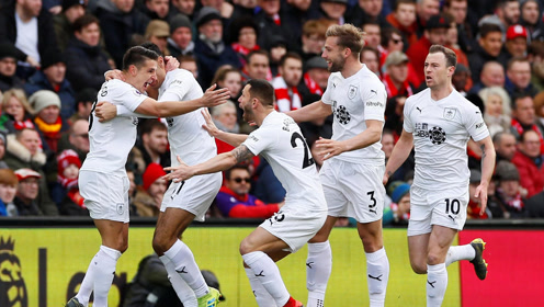 套娃，久保建英坐在涩谷的大久保建英像下握着一个小久保建英（涩谷套娃名场面：久保建英在自己巨像下手持迷你版自己）