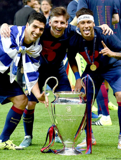 足球中超升班马爆冷击败卫冕冠军，全网热议（中超升班马掀翻卫冕冠军引爆全网热议）