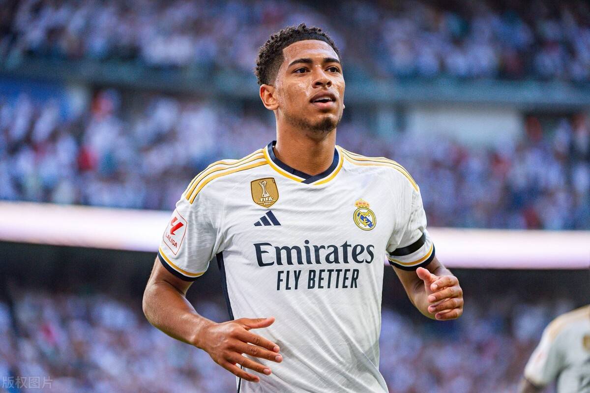 中超联赛11月最佳阵容出炉：法比奥、吴曦、王燊超领衔（中超11月最佳阵容揭晓：法比奥、吴曦、王燊超领衔入选）