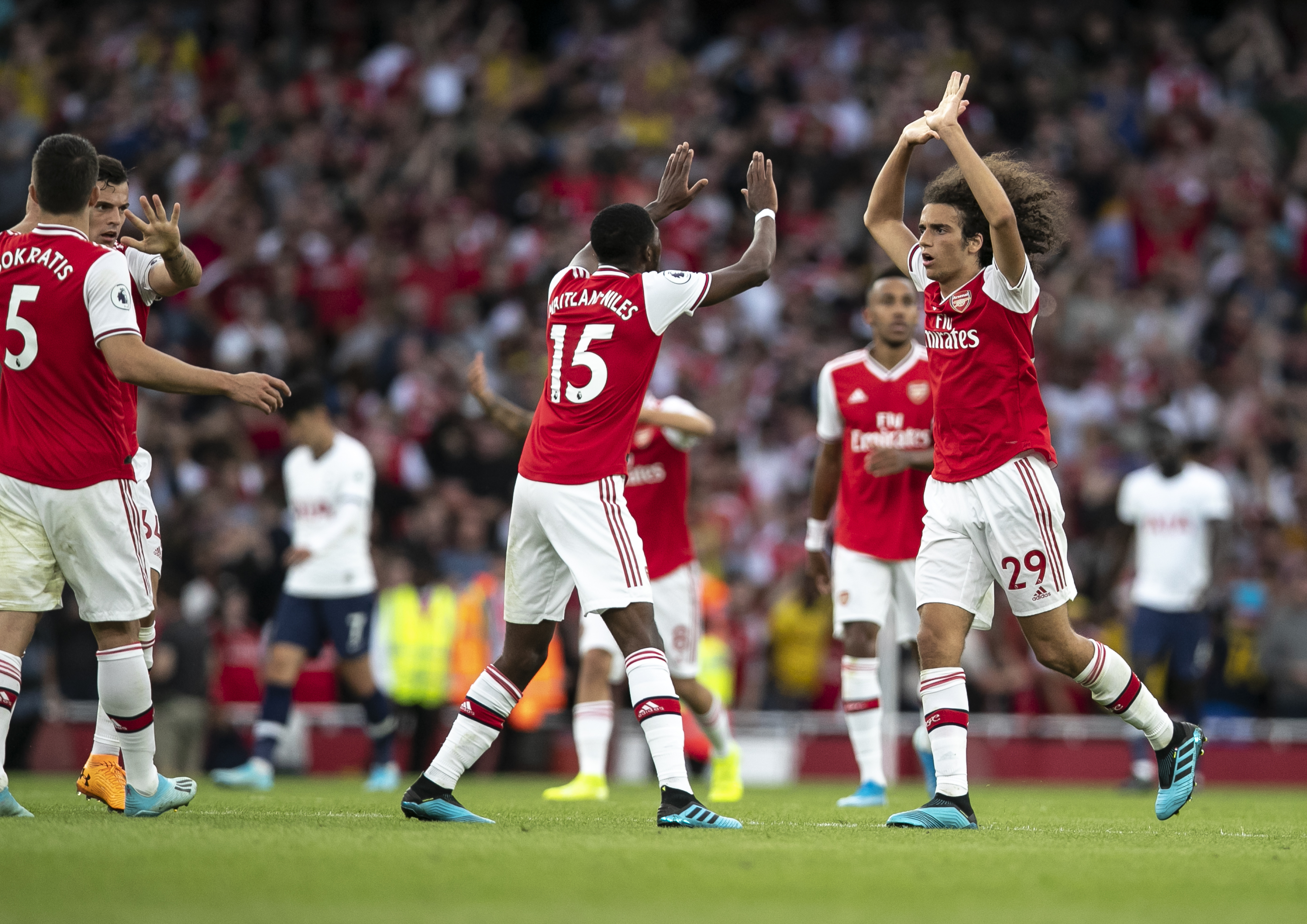 传奇奥斯卡满血复活看海港亚冠 球迷喊队危 ！速归！（奥斯卡状态回勇现身海港亚冠，球迷高呼：球队告急，尽快回归！）