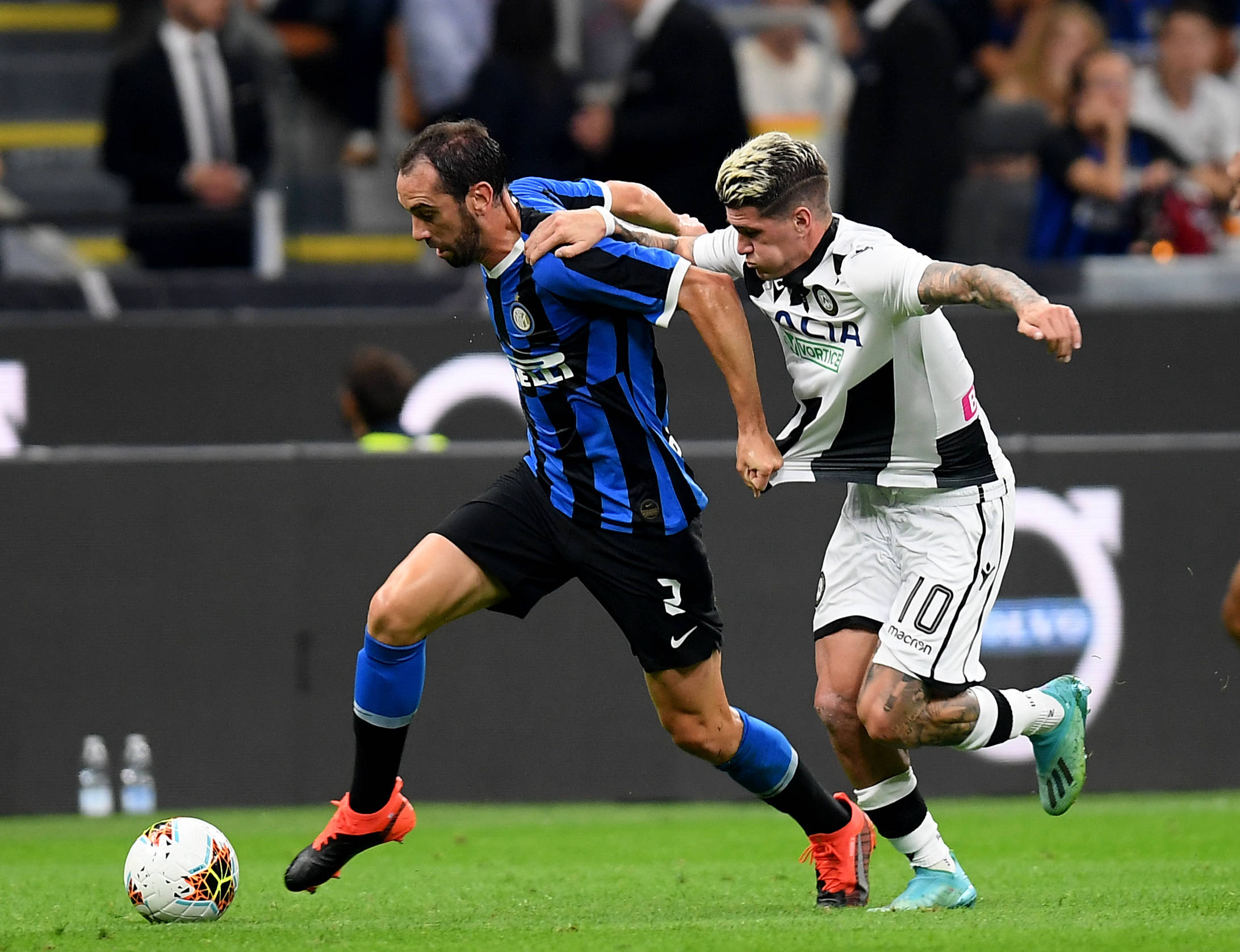 Edgar Lima后半程发力完成夸张动作（Edgar Lima末段发力奉上惊人一招）