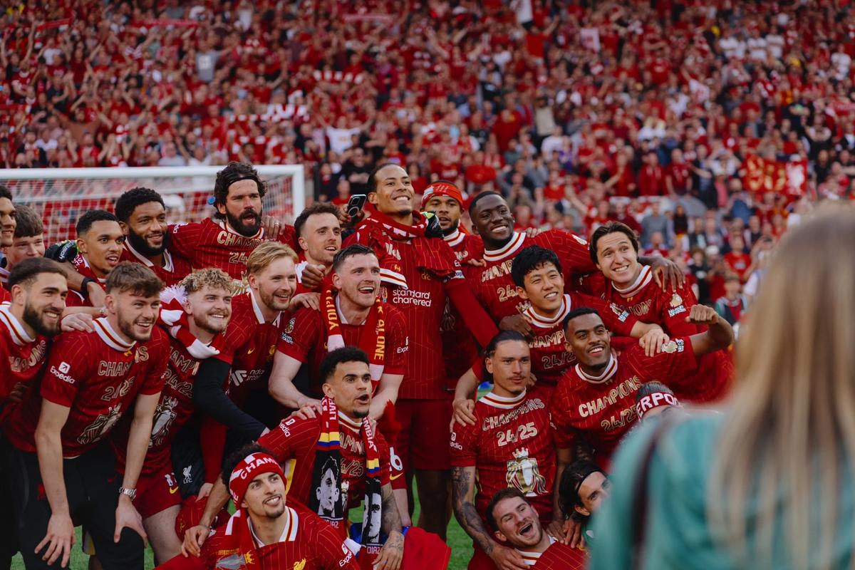 曼城对阵水晶宫，争夺英超争四及争冠席位，双方势均力敌，比赛充满看点。（曼城对决水晶宫：英超争四与争冠焦点战，双方势均力敌看点十足）