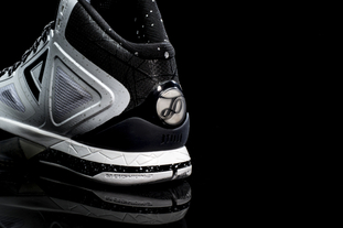 球迷：这球就是不讲道理的那种（球迷：这个球纯属不讲理）