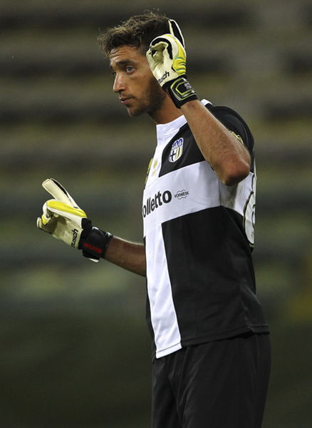 国米大胜升榜首！米兰中锋令人愁（国米大捷领跑联赛，米兰中锋令人担忧）