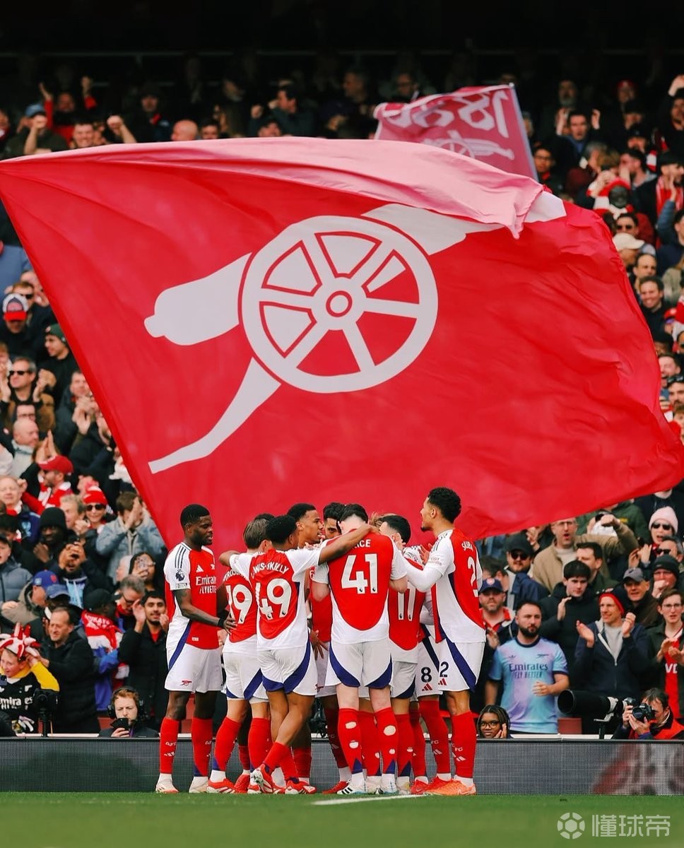 阿贾克斯客场4-2逆转卡拉巴克，收获本赛季欧冠首胜（阿贾克斯客场上演4-2逆转力克卡拉巴克，斩获赛季欧冠首胜）