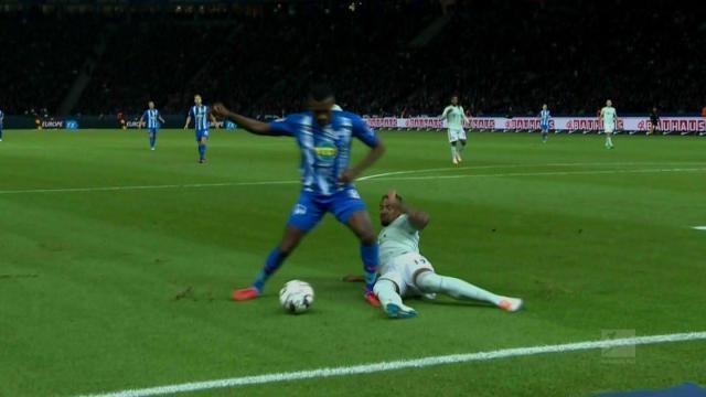 53岁齐达内夜游上海，与大妈踢毽子几分钟融入氛围，展现顶级球商（53岁齐达内夜逛沪上，与大妈踢毽子几分钟就打成一片，顶级球商尽显）