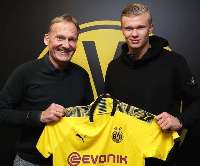 国足大换血！邵佳一破格提拔3大新星， 球迷：比归化球员强多了！（国足阵容大调整！邵佳一破格召入三大新星，球迷：实力不逊归化球员）