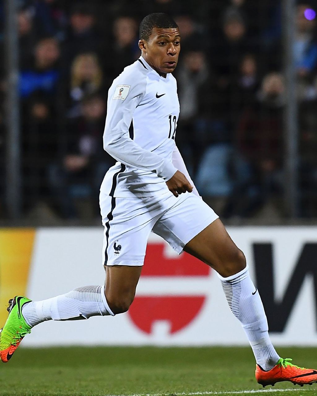 图片报：因两名前锋状态差，多特考虑冬窗签维罗纳前锋焦瓦内（图片报：两名前锋低迷，多特或冬窗引进维罗纳前锋焦瓦内）